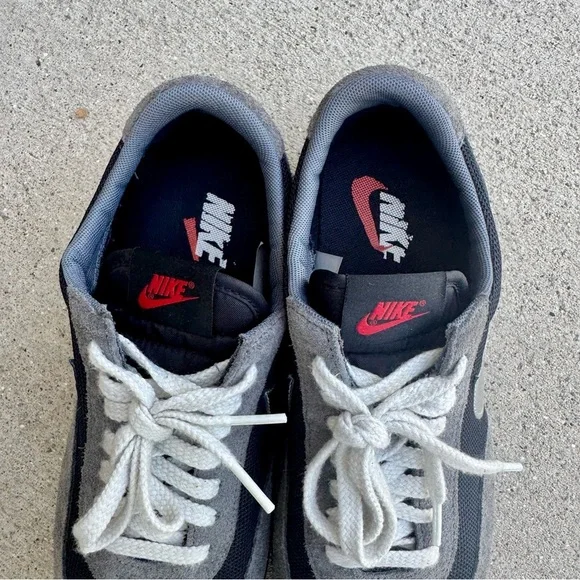 Nike Waffle running shoes Men's Black and Gray Sneakers size 10.5 10 1/2